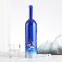 Bouteilles en verre transparentes pour spiritueux avec logo imprimé, surface givrée mate et bouchon en liège, pour distillerie artisanale