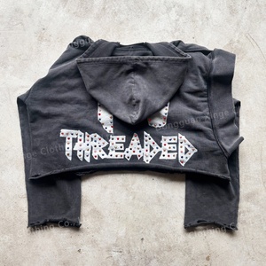 Sweat à capuche streetwear personnalisé, 500 g/m², épais, avec patch brodé, coupe carrée et courte, uni, orné de strass, vintage, effet vieilli et délavé à l'acide - Product Image 4