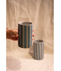 Tasse/Vase en Céramique Grès de Haute Qualité Cuites au Four, Rayures Bleu Turquoise, Faites à la Main, Design Personnalisé à Rayures Rouges, Adaptées au Four et au Micro-ondes - Product Image 1