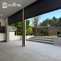 Stores roulants électriques motorisés à glissière coupe-vent pour l'extérieur, stores de patio à écran enroulable imperméables pour la protection contre le soleil et le vent