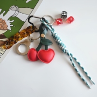 Porte-clés Y2K dés cerises, breloque de sac menottes boule 8, pendentif sac à dos avec sangle tressée à la main, accessoire esthétique vintage