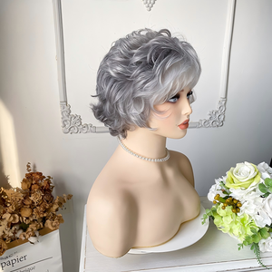 Parrucca Corta Sintetica da 8 Pollici 150% Densità, con Rete a Rosa, Fibra Resistente alle Alte Temperature, Grigio Naturale Ondulato con Frangia, Effetto Naturale, Resistente al Calore - Product Image 3