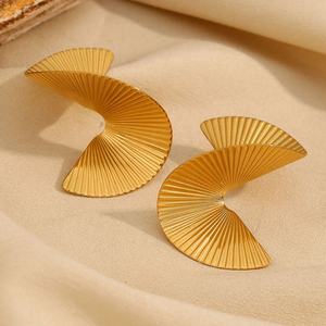 Boucles d'oreilles clous 3D torsadées en forme de fruit, cœur, fleur, papillon pour femme, en acier inoxydable plaqué or 14 carats, personnalisables à 100 % - Product Image 3