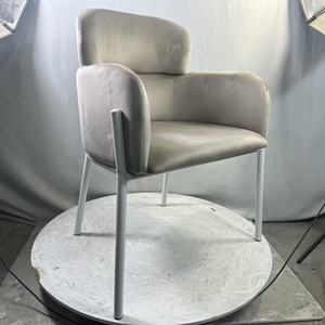 Silla moderna de terciopelo de color gris y beige con patas de metal blanco y negro Sillón tapizado para oficina en casa Silla de sala de estar - Product Image 5