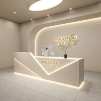 Meubles de salon de beauté au design moderne et créatif, comptoir de réception en bois beige avec éclairage LED, rangements et tiroirs