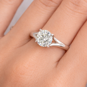 Bague en diamant platine de créateur pour femme, bijou de doigt haut de gamme avec un diamant brillant, parfait pour une célébration de mariage - Product Image 4