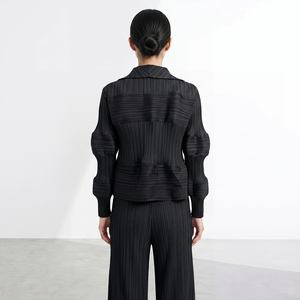 Chaqueta Plisada Escultural para Mujer 2026, con Botones, Manga Larga Tipo Linterna, Plisado Vertical, Elegante, Minimalista, de Diseñador - Product Image 5
