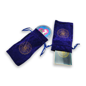 Carte di alta qualità stampate su misura di tarocchi e oracoli in lamina d'oro personalizzate confezionate in una elegante opzione di borsa di stoffa - Product Image 1