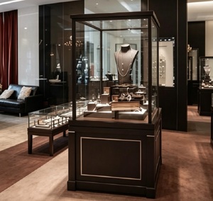 <span class=keywords><strong>Vitrina</strong></span> <span class=keywords><strong>de</strong></span> Exhibición <span class=keywords><strong>de</strong></span> Joyería <span class=keywords><strong>de</strong></span> Madera Oscura <span class=keywords><strong>de</strong></span> Lujo, Estilo Museo, con Iluminación LED y Tapa <span class=keywords><strong>de</strong></span> <span class=keywords><strong>Vidrio</strong></span> con Cerradura - Product Image 1