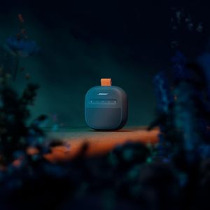 Altavoz Bluetooth Portátil SoundLink Micro 2.ª Generación, Inalámbrico para Exteriores, Batería de 12 Horas, Resistente al Agua y al Polvo, Edición Limitada <span class=keywords><strong>Twilight</strong></span> - Product Image 3