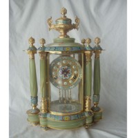 Horloge mécanique antique chinoise en bronze, avec figurine de pot à fleurs et architecture cloisonnée, affichant les heures et les demi-heures.
