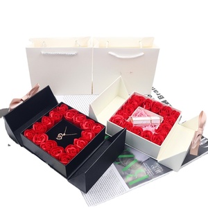 Boîte cadeau carrée à double porte pour la Saint-Valentin avec 16 roses et nœud pour ranger des colliers, des pendentifs, des bijoux - Product Image 4