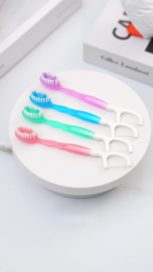 Mini ensemble de soins dentaires de voyage multifonctionnel 5-en-1 jetable Brosse à dents en nylon souple Dentifrice Grattoir à langue Étui de voyage - Product Image 6