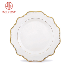 Juego de platos de <span class=keywords><strong>porcelana</strong></span> para banquete, platos de cargador de oro, precio de fábrica de cerámica elegante, boda de China con borde dorado minimalista - Product Image 3