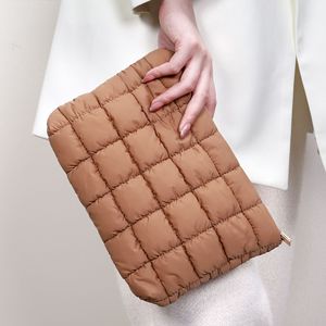 Pochette de maquillage matelassée en cuir, trousse de toilette avec fermeture éclair, organiseur pour voyage - Product Image 1