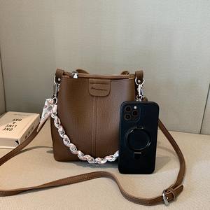 Nouveau Sac Bandoulière Coréen Polyvalent Tendance Quatre Saisons Rétro Grande Capacité Petit Modèle à Large Sangle en PU avec Détail Chaîne 2026 - Product Image 2