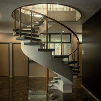 Escalier en colimaçon intérieur de luxe sur mesure avec marches en bois massif pour centre commercial, bibliothèque et hôtel