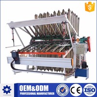 Machine de pressage de panneaux pour le travail du bois avec support de serrage