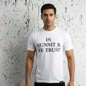Camiseta Formal de Algodón Peinado 100% Blanco para Hombre Hunnit K We Trust, Manga Corta, Cuello Redondo, Ajuste Holgado, Diseño con Letras Estampadas CLUSH - Product Image 1