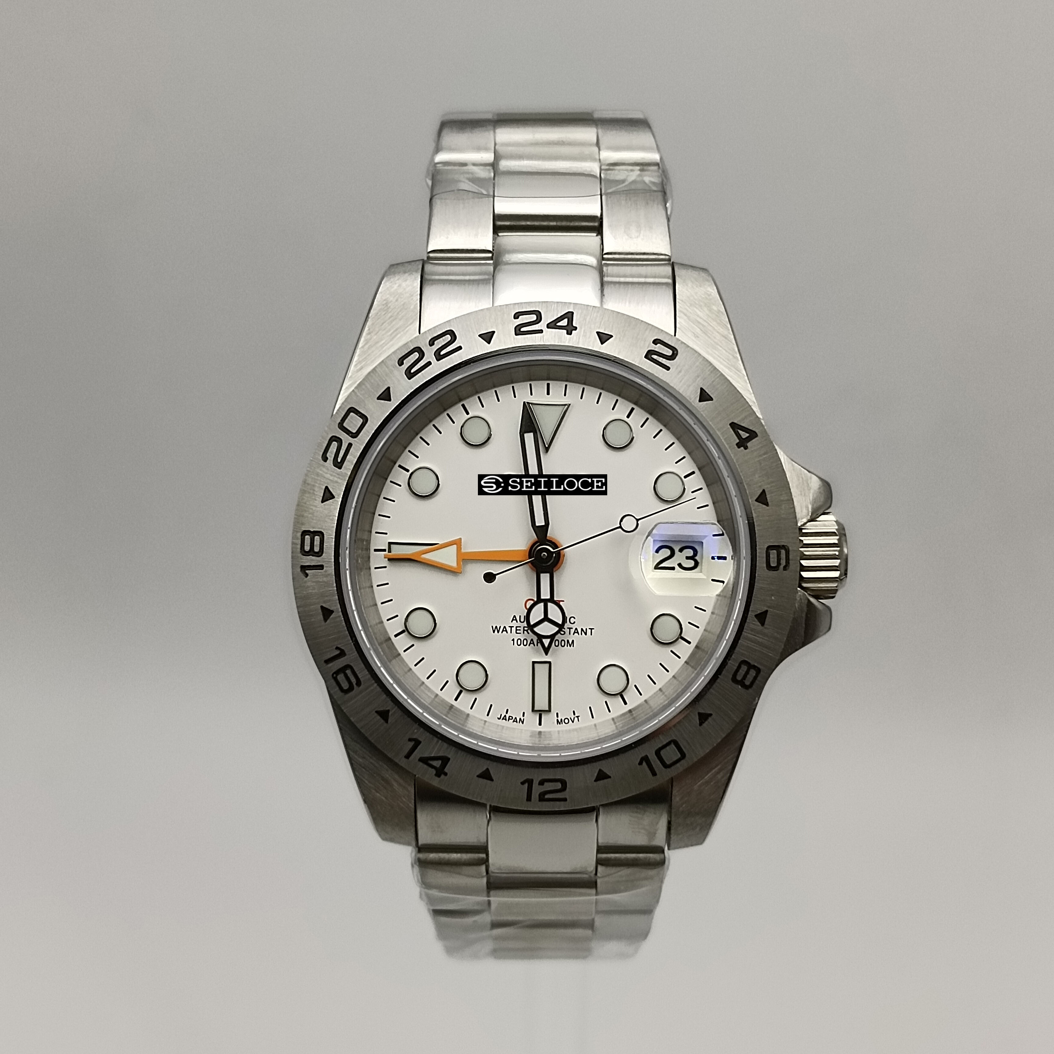Boîtier argenté + cadran blanc + orange