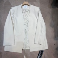 Costume deux pièces formel pour femme, silhouette ample et décontractée, dégageant une présence décontractée