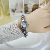 Montre à quartz pour femme, design irrégulier, élégante et raffinée, idéale pour le quotidien, les cadeaux et les soirées N2606056