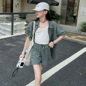 Set Due Pezzi per Bambine: Camicia in Denim a Maniche Corte e Pantaloncini Morbidi con Etichetta sul Colletto - Product Image 2