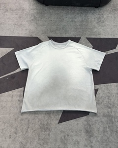 T-Shirt Streetwear Personalizzata con Lavaggio Vintage, Oversize, <span class=keywords><strong>Grafica</strong></span> Tipografica Audace e Design con Maniche Raglan - Product Image 3