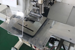 Máquina de Coser Industrial Computarizada de Alta Velocidad con Puntada de Seguridad y Corte de Hilo, con Motor y Engranajes, Nueva - Product Image 6