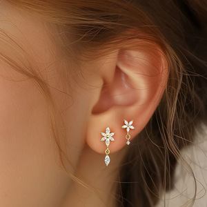 Boucle d'oreille en titane en forme de fleur avec clou en cristal pour un usage quotidien, bijoux de piercing unisexe - Product Image 4
