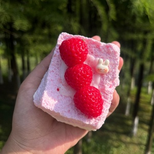 Jouet anti-stress souple en TPR à rebond lent, en forme de gâteau à la crème de fraises fait main japonais, en maltose, pour enfants - Product Image 4