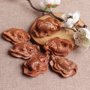 เครื่องรางรูปปลาแกะสลักจากไม้พีช รูปทรงสัตว์ ของตกแต่งบ้าน ของขวัญ เครื่องประดับสำหรับทุกเพศ - Product Image 3