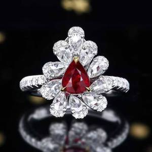 Anillo de rubí natural sin calentar, color sangre de paloma, origen Mozambique, corte pera, oro de 18 quilates con 67 piezas de diamantes de alta calidad. - Product Image 1