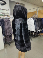 Neuheit: Modischer Europäischer Streetstyle Damen-Wintermantel aus 100% Echtem Nerzfell – Kurz, Lässig, Kapuze, Knopf-Dekoration
