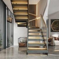 Escalier droit moderne d'intérieur à double poutre latérale avec garde-corps en verre trempé, acier galvanisé, marbre, métal, granit
