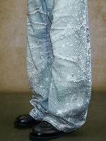 Jean en denim bleu clair délavé pour homme, coupe baggy, style streetwear, motif froissé, avec strass, jambe large