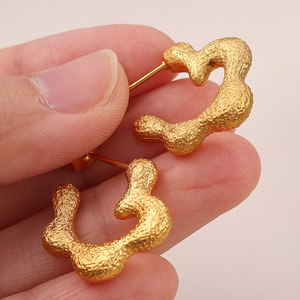 Pendientes de aro martillados chapados en oro para mujer, diseño elegante y único EH1035G - Product Image 3