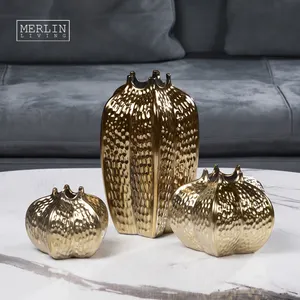Merlin Living Strukturierte Krone Winkel Goldvase Moderne verzierte Luxus Gold Home Ornament Tischplatte vergoldete Vasen mit Blumenvase