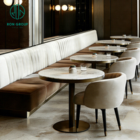 Ensemble de mobilier de café-restaurant : banquette demi-cercle ronde en marbre, chaise et table, canapé-banquette