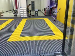 Tuiles de sol de garage robustes, tuiles de sol en plastique, moule d'injection pour les points de stationnement de voitures, vente directe d'usine - Product Image 5