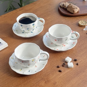 Ensemble tasse et soucoupe à café en céramique portable, style coréen, inspiré d'Instagram, motifs floraux peints à la main, parfait pour le thé de l'après-midi - Product Image 1
