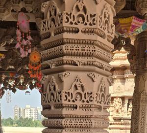 Pilier de temple traditionnel du Rajasthan reflétant un patrimoine architectural intemporel et des sculptures décoratives. - Product Image 2