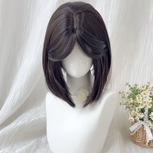 Perruque courte droite pour femme MEISU <span class=keywords><strong>avec</strong></span> <span class=keywords><strong>frange</strong></span> en forme de huit, densité 150 %, bonnet en filet semi-élastique, semi-tressée à la main - Product Image 1