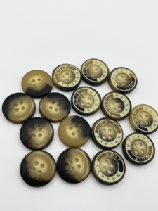 Tùy chỉnh in ấn logo người đàn ông áo sơ mi may may 4 lỗ nút nhựa - Product Image 2