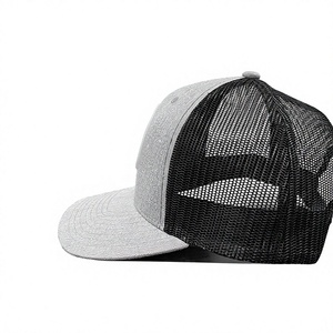 Casquette de camionneur pour adulte, fabriquée au Vietnam, avec patch en caoutchouc personnalisé, 6 panneaux structurés, dos en maille confortable, pour un style décontracté et streetwear. - Product Image 3