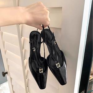 Sandales à talon chaton et bout carré pour femme avec petite boucle dorée et escarpins à bout pointu motif anguille - Product Image 2