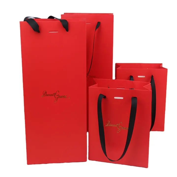 लक्जरी कस्टम लाल कागज उपहार गहने कपड़ा पैकेजिंग बैग के साथ सोने गर्म मुद्रांकन लोगो
