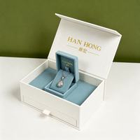 Boîte cadeau de luxe personnalisée, boîte à tiroir avec intérieur en EVA, extérieur en papier magnétique blanc, boîte à bijoux avec pendentif en velours bleu à angle droit