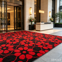 Tapis en gazon artificiel à motif floral rouge, base noire, design floral, gazon synthétique décoratif pour la décoration des sols