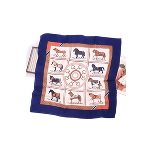 Foulard Quadrato Piccolo a Forma di Cavallo 70x70cm con Design Stampato, Accessorio di Moda - Product Image 1